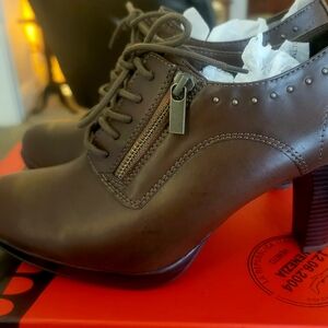 Rialto Brown Faux Leather Lace Up Booties with Zipper & Studs NIB Size 9